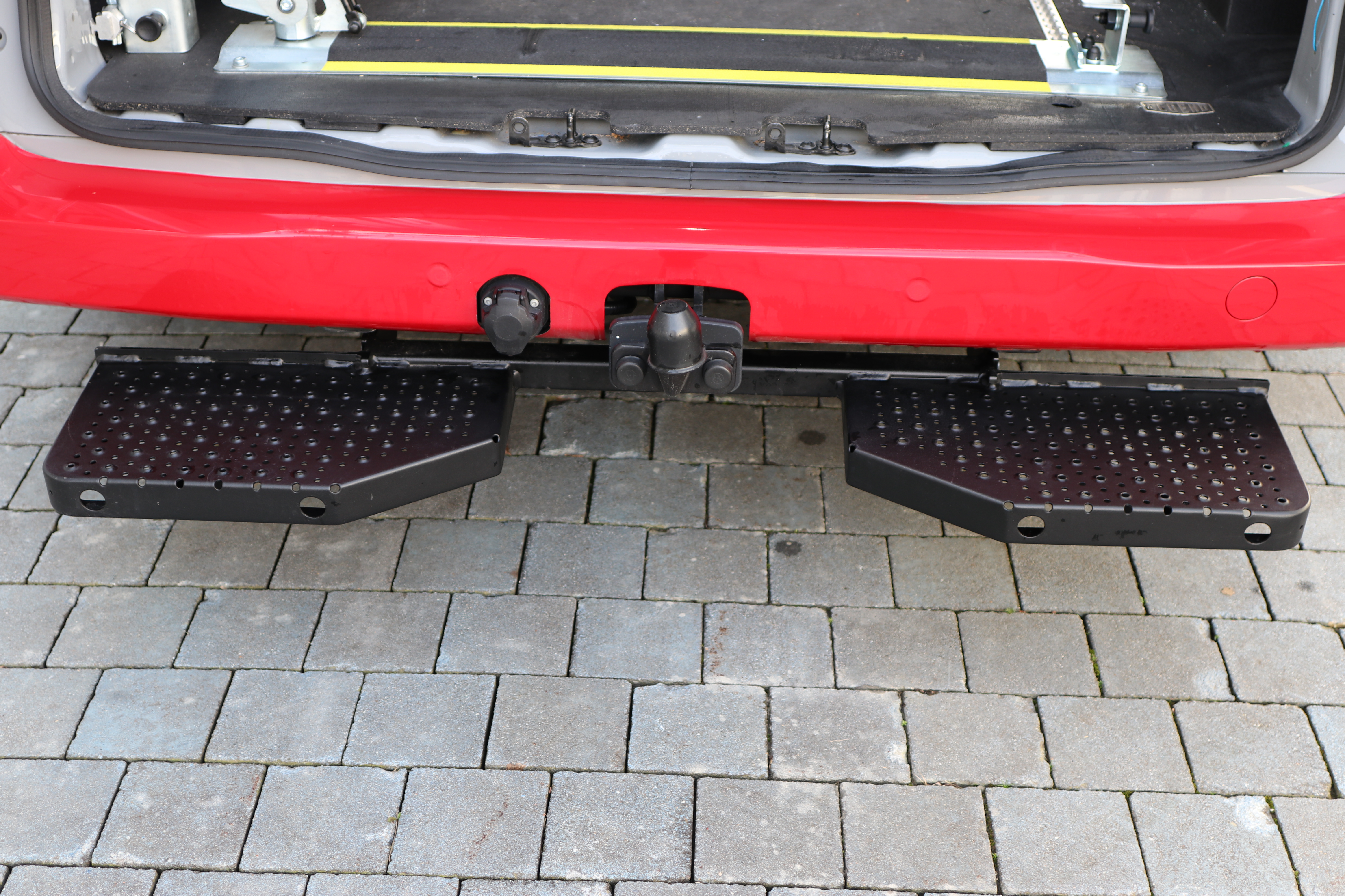 Serie HTX | geteilte Hecktrittstufe aus Stahl - Crafter / TGE ab 2017