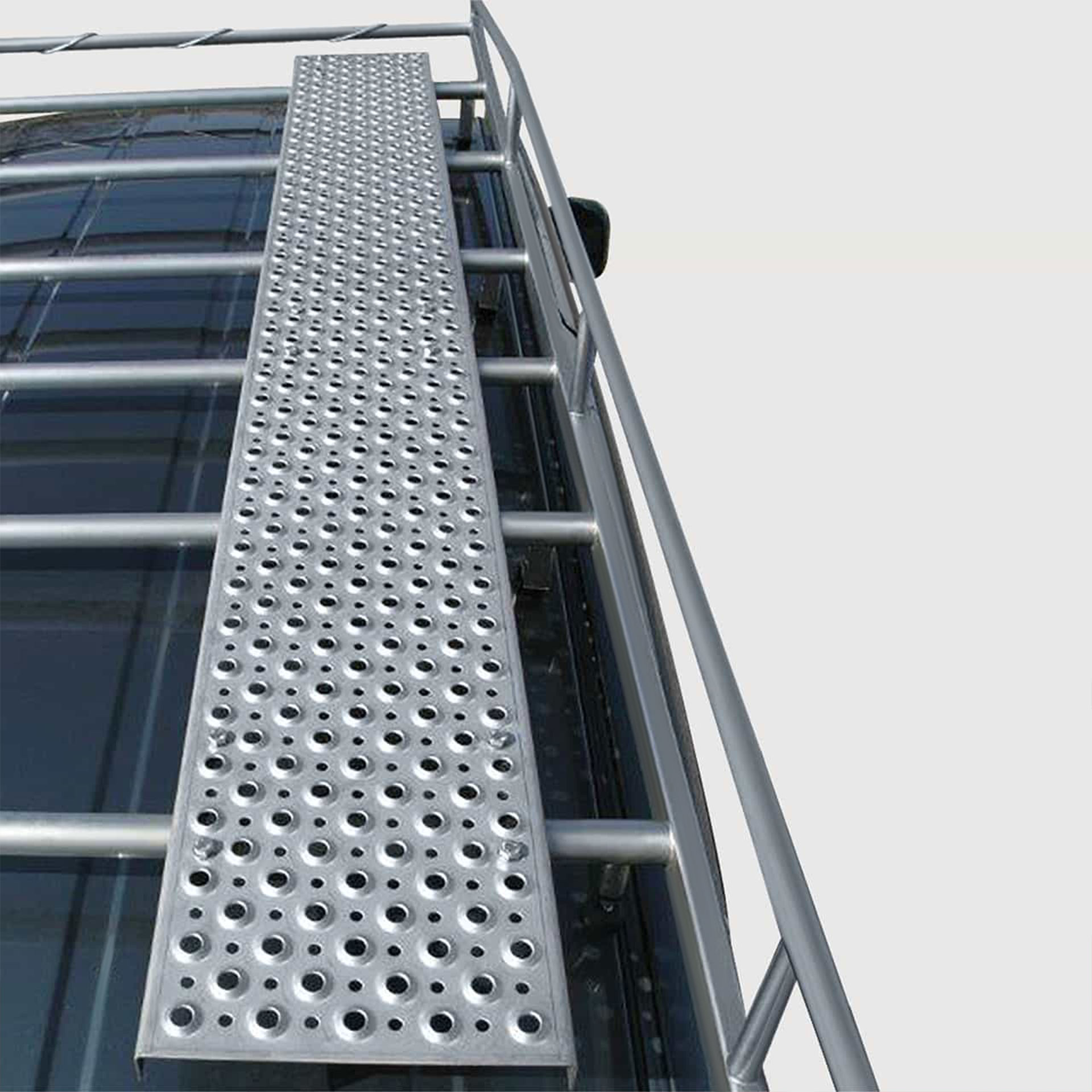 Serie-CVA-Dachgepaecktraeger-aus-Edelstahl-Gelochte-Blechabdeckung-von-AlphaDynamik