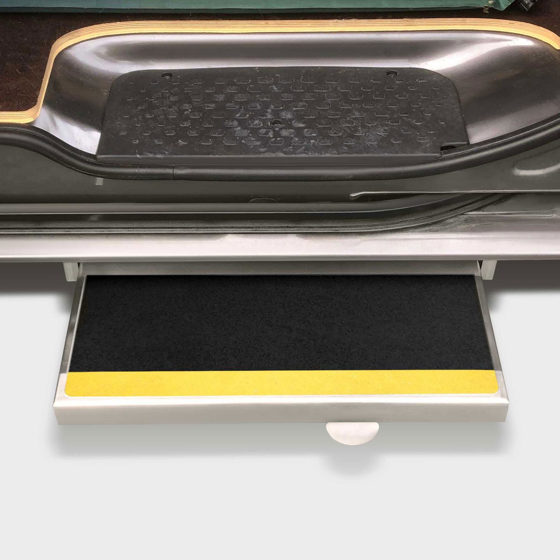 Van Seitliche manuelle Kassettenstufe, Serie ESM. Trittstufe Fahrzeugspezifischer Einbausatz/ Warnleuchte, Fährt durch Betätigen des Fußpedals aus Van Seitliche manuelle Kassettenstufe, Serie ESM. Trittstufe Fahrzeugspezifischer Einbausatz/ Warnleuchte, Fährt durch Betätigen des Fußpedals aus