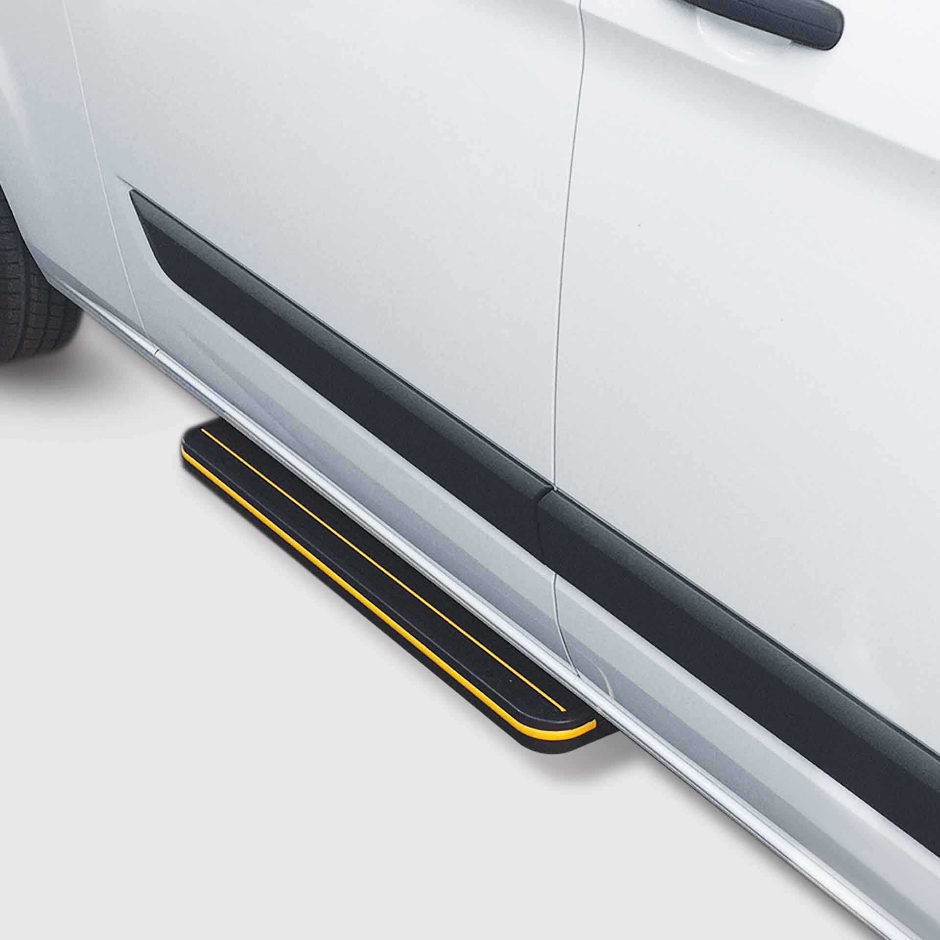 Seitliche Heavy Duty elektrische Teleskop Trittstufe für Van, eingefahren. Vollautomatisch, Rutschfeste Oberfläche, Serie TCE Trittstufen von AlphaDynamik