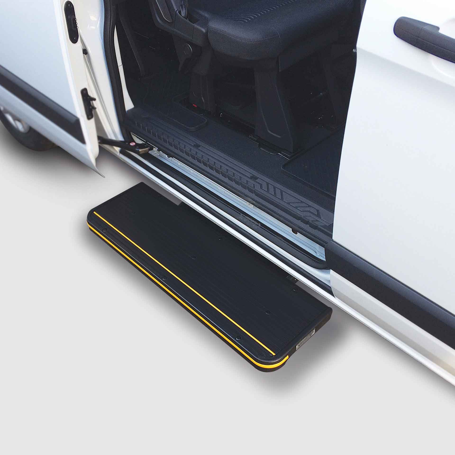 Seitliche elektrische Teleskop Trittstufe für Van, ausgefahren. Heavy Duty Serie TCE Trittstufen von AlphaDynamik, integrierte Hinderniserkennung (Autostop), fahrzeugspezifischer Einbausatz, Warnleuchte,Kabelsatz, Türkontaktschalter