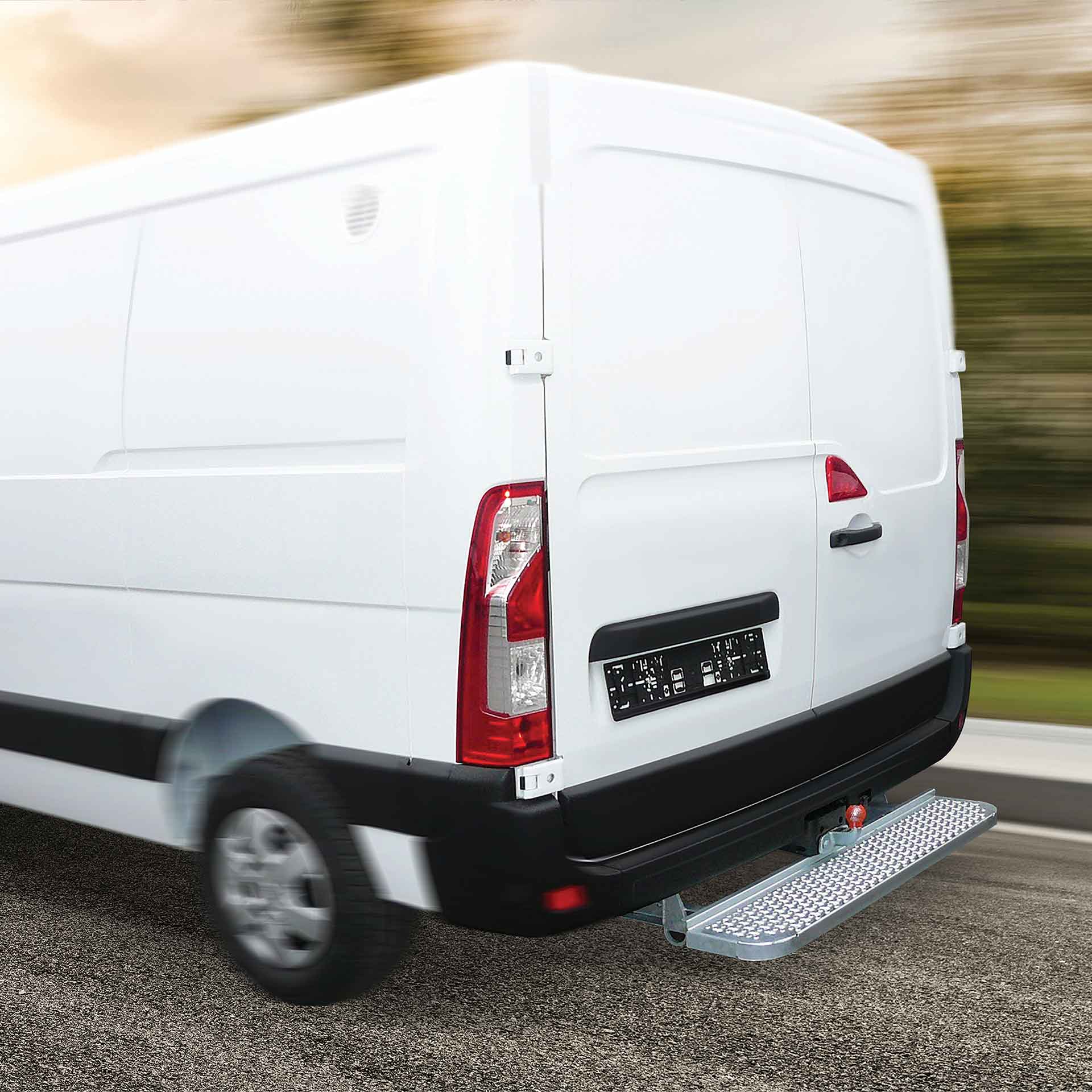 Heckstufe für Mercedes-Benz, Ford, Nissan, Opel, MAN, Toyota, Fiat, Peugeot, Renault, Citroen, Hyundai, VW, Iveco, andere Transporter. Rutschfeste Oberfläche Serie HTF von AlphaDynamik