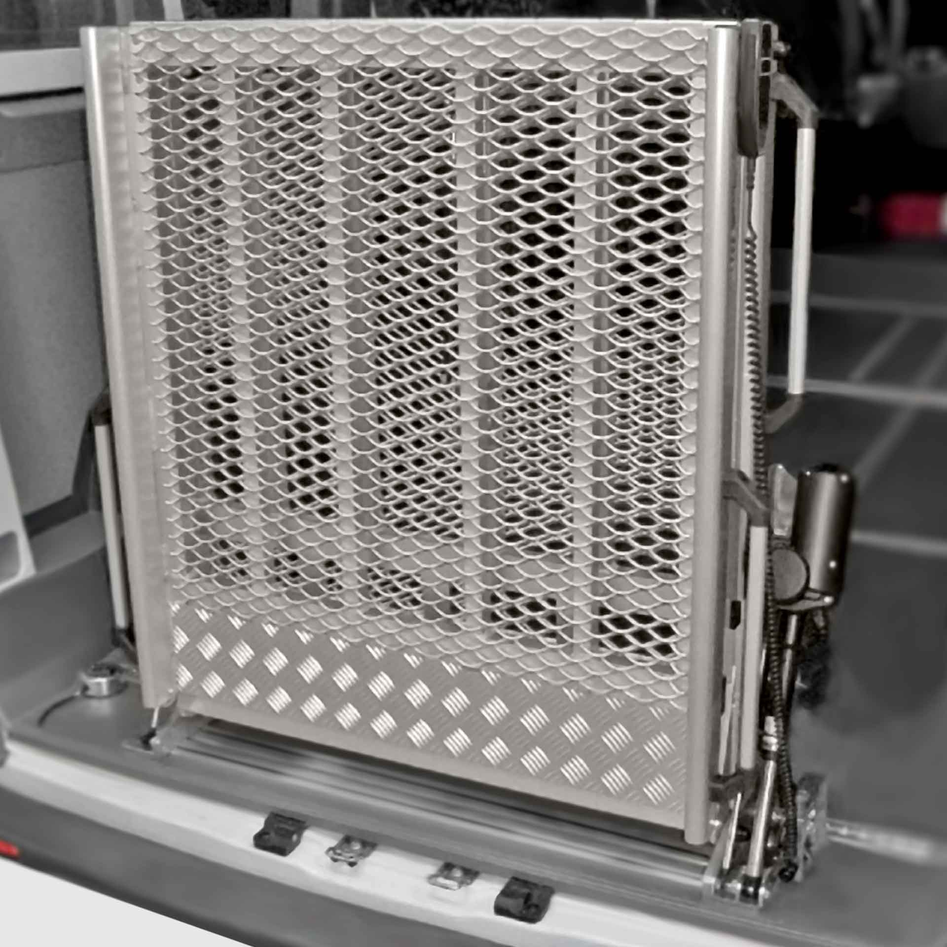 Festmontierte Elektrisch Verladerampe für KTW & Warentransport, Geschlossene Seitenfläche - für einfaches Verladen von Gegenständen. Serie PRO Rampe mit Gasdruckdämpfer von Alphadynamik