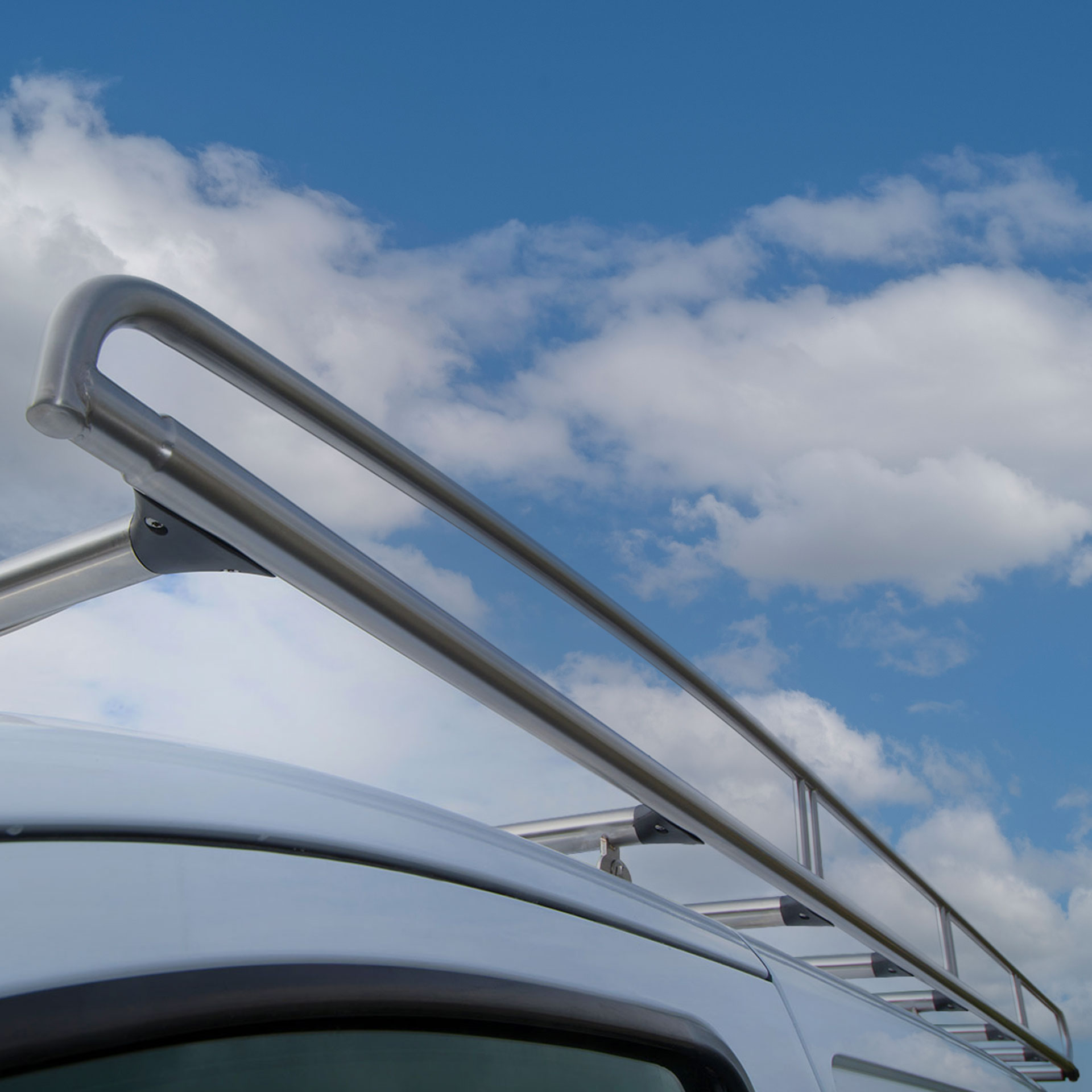 Dachgepaecktraeger aus Edelstahl Seitenansicht, Anti-Wind-Geräuschwickel, Hohe Tragkraft, geringes Eigengewicht, Serie CVA von AlphaDynamik