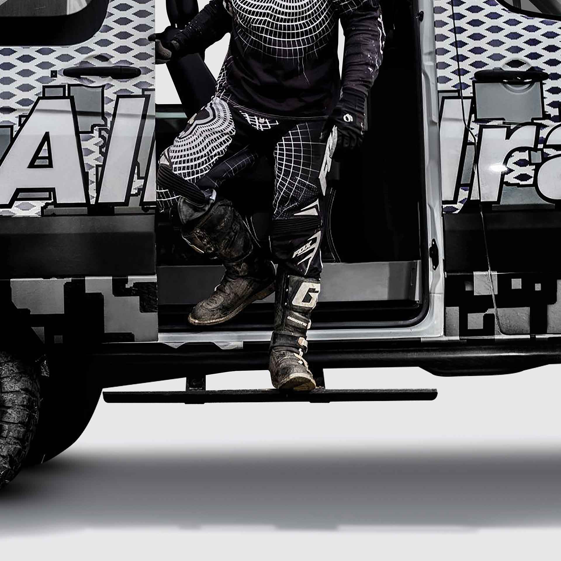 Vollautomatische Van Seitentrittstufe Allrad von AlphaDynamik, Serie ETB Kastenwagenstufe, Schwenk Stufe Ausfahrzeit: 2 Sekunden