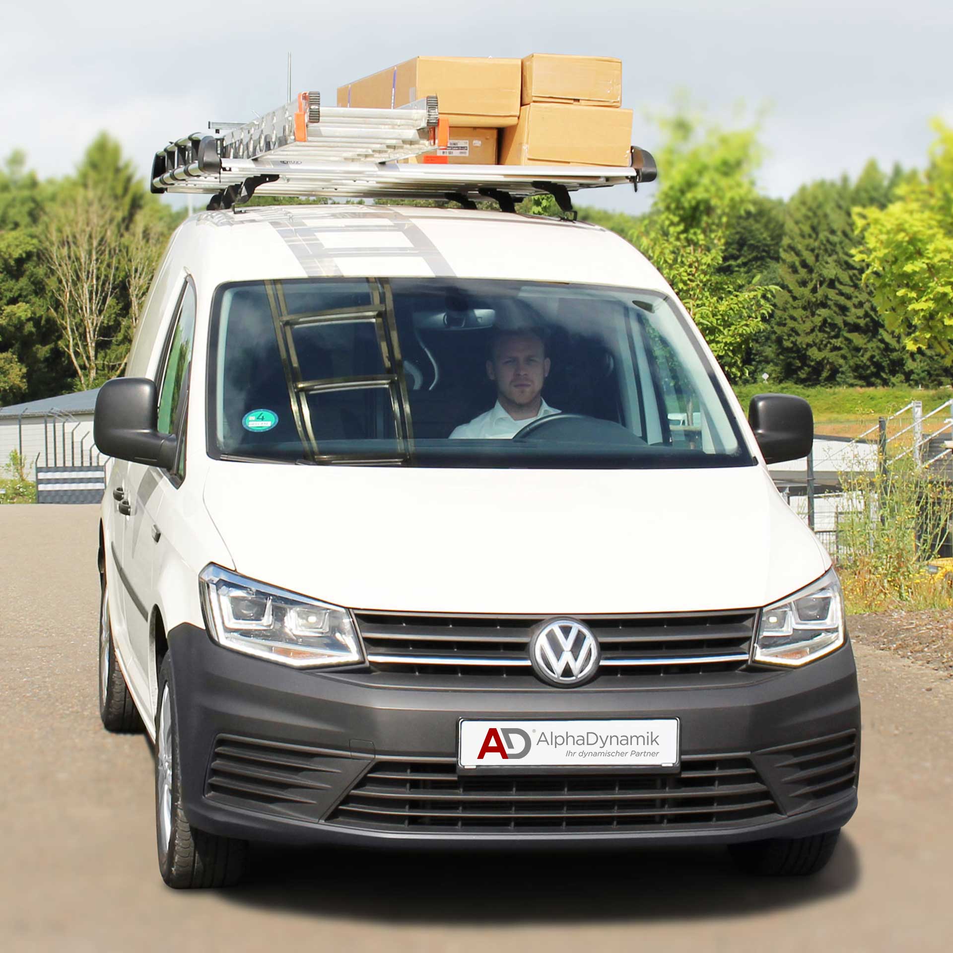 Serie-LA-Dachgepaecktraeger-aus-Aluminium-mit-Gepaeck-von-AlphaDynamik