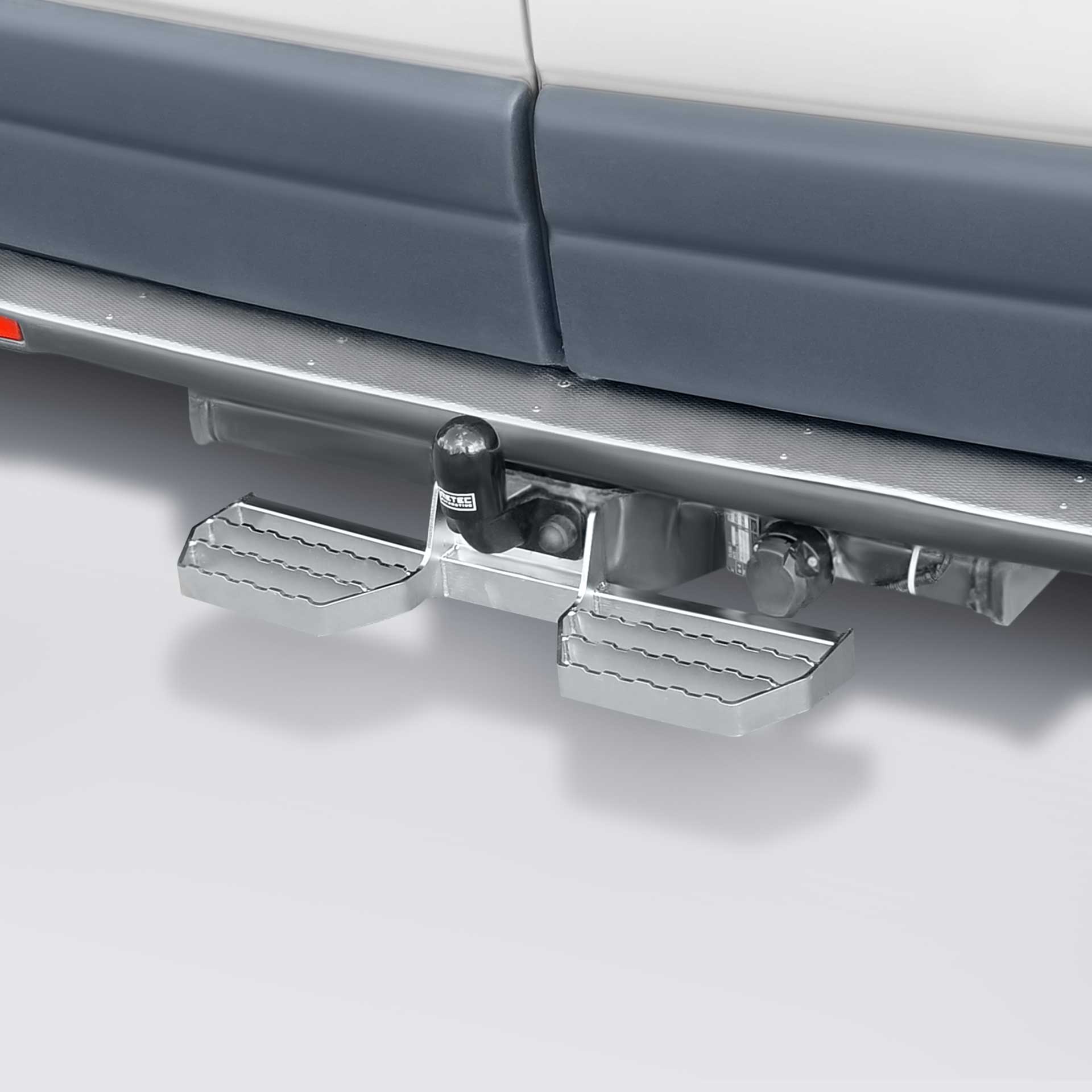 Heckauftritt für Ford, MAN, Mercedes-Benz, Nissan, Opel, Peugeot, Renault, Citroen, Fiat, Hyundai, Iveco, Toyota, Volkswagen auf Edelstahl mit verschraubten Kugelkopf geteilt, offene Struktur, Tragkraft. Serie AKF von AlphaDynamik