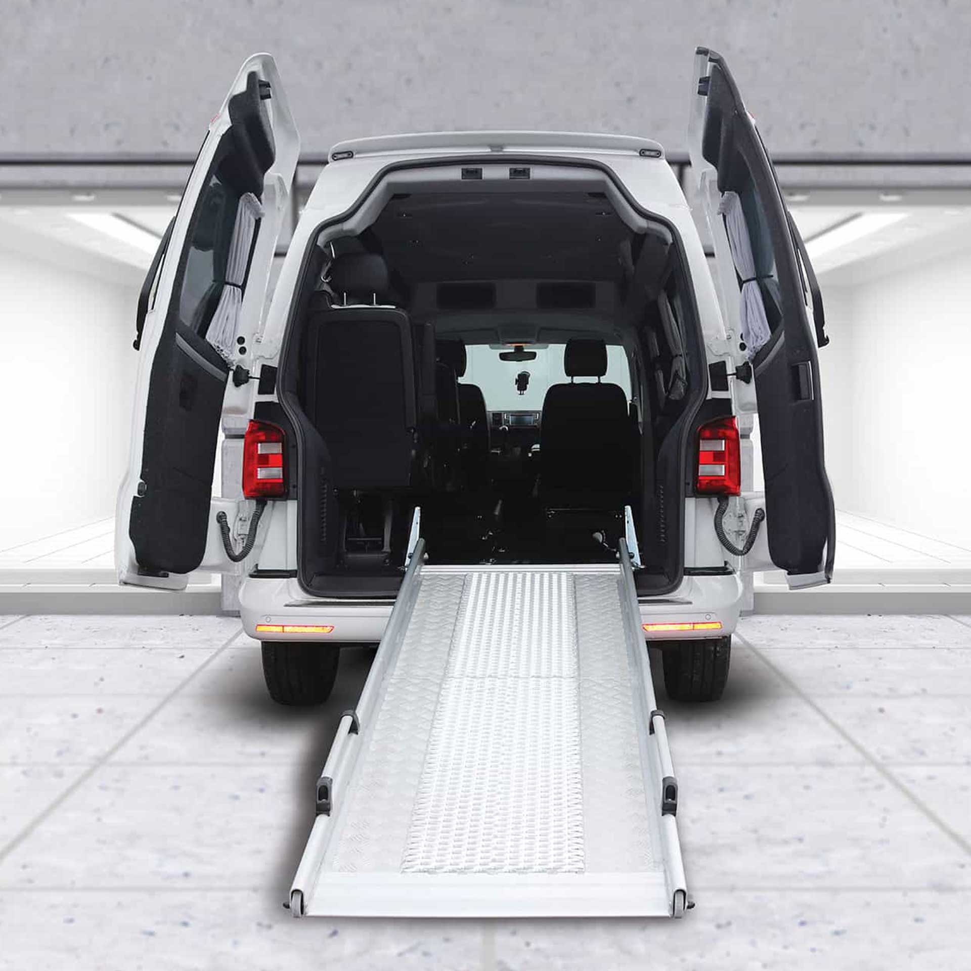 Festmontierte Verladerampe fur KTW und Warentransport. Serie PRO Rampe von AlphaDynamik, schmale Ausfuehrung ideal fur den Dauereinsatz