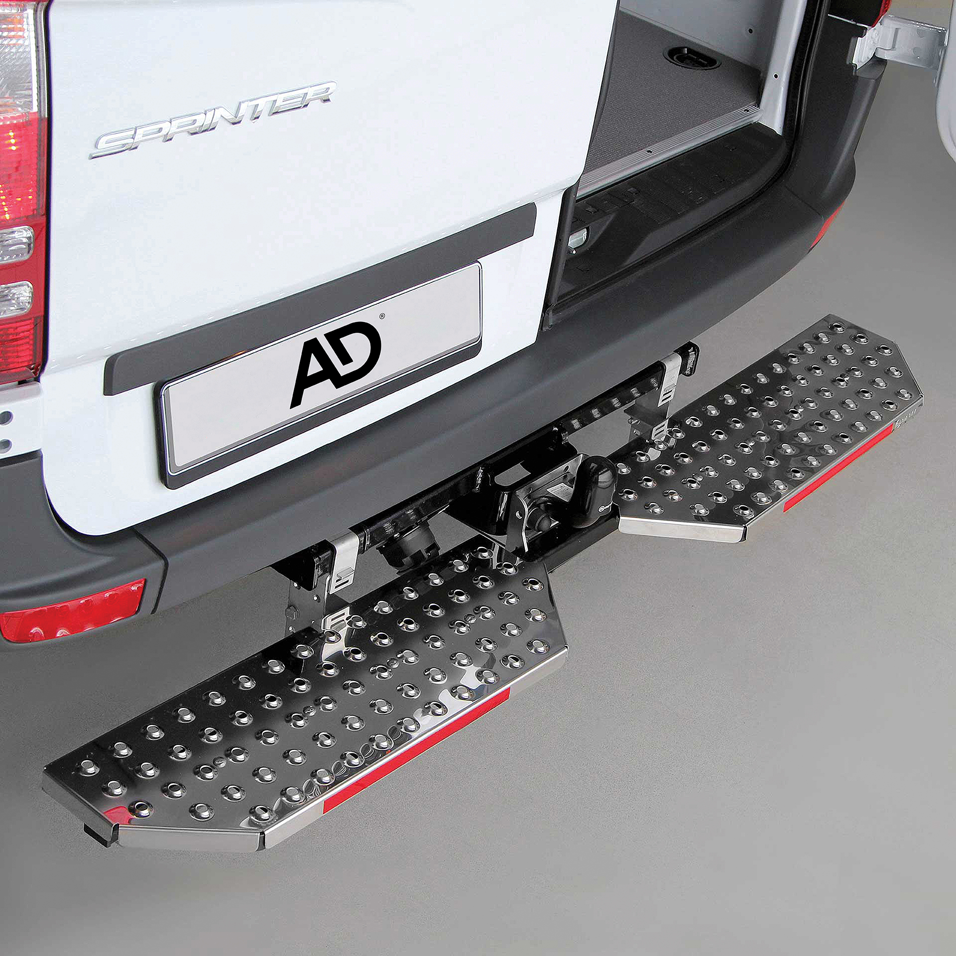 Serie AKT | Edelstahl Heckauftritt für Fahrzeuge mit verschraubten Kugelkopf, geteilt Serie AKT | Edelstahl Heckauftritt für Fahrzeuge mit verschraubten Kugelkopf, geteilt